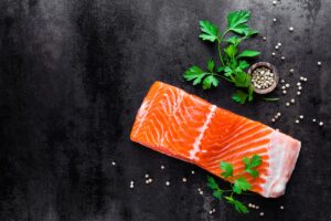 salmão e outros alimentos na mesa